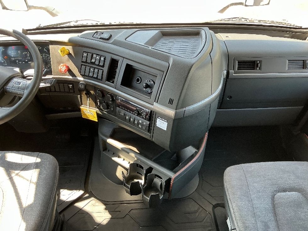 Sleeper Tractor-Heavy Duty Tractors-Volvo-2021-VNL64760-Olive Branch-MS-515,088\n\t\tmiles-$ 68,000 - Image 12