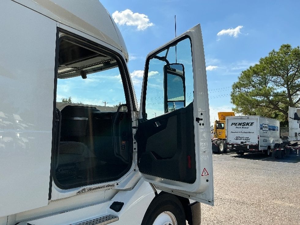 Sleeper Tractor-Heavy Duty Tractors-Volvo-2021-VNL64760-Olive Branch-MS-515,088\n\t\tmiles-$ 68,000 - Image 13