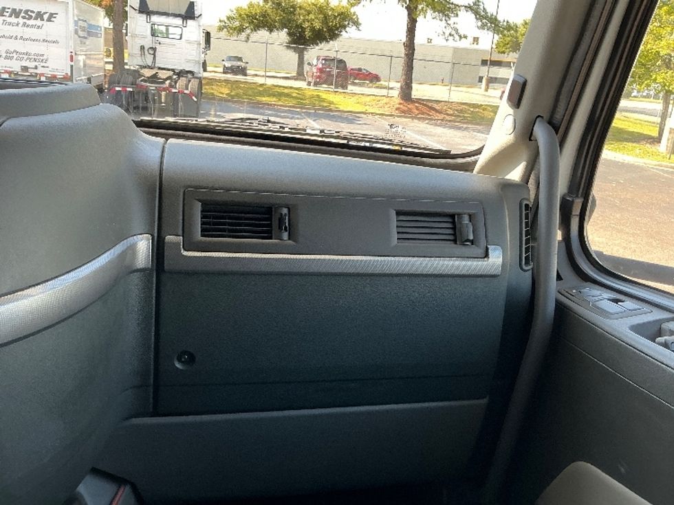 Sleeper Tractor-Heavy Duty Tractors-Volvo-2021-VNL64760-Olive Branch-MS-515,088\n\t\tmiles-$ 68,000 - Image 14