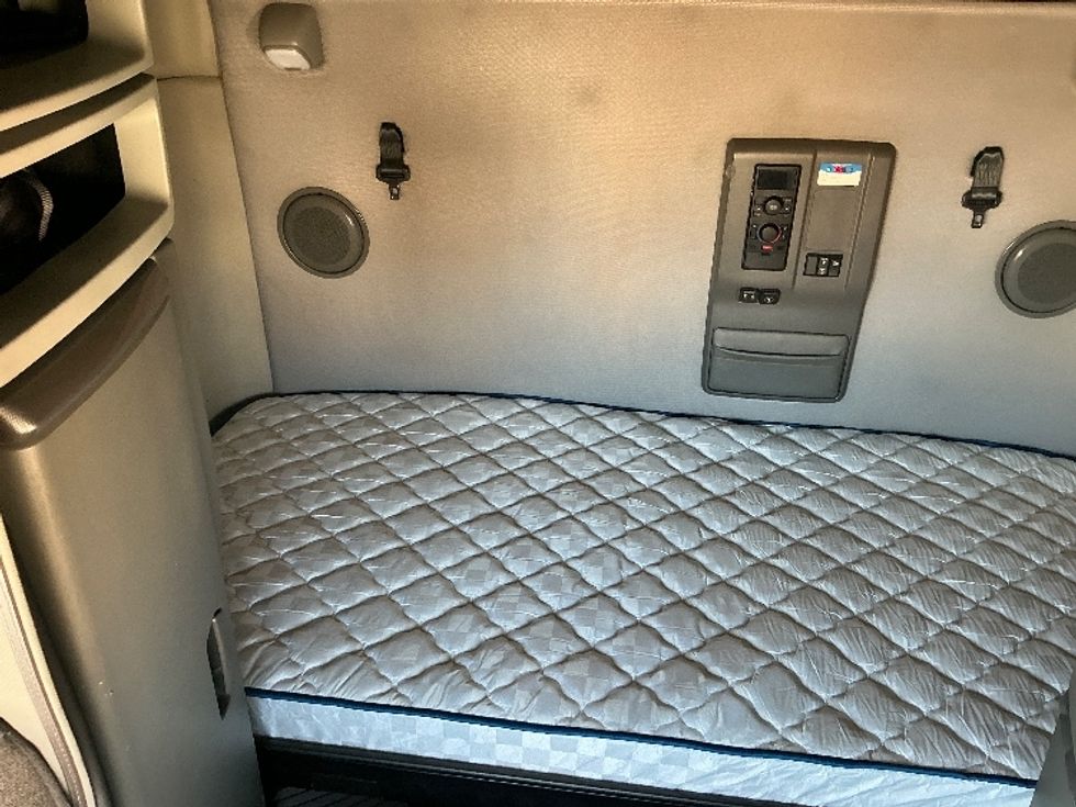 Sleeper Tractor-Heavy Duty Tractors-Volvo-2021-VNL64760-Olive Branch-MS-515,088\n\t\tmiles-$ 68,000 - Image 16