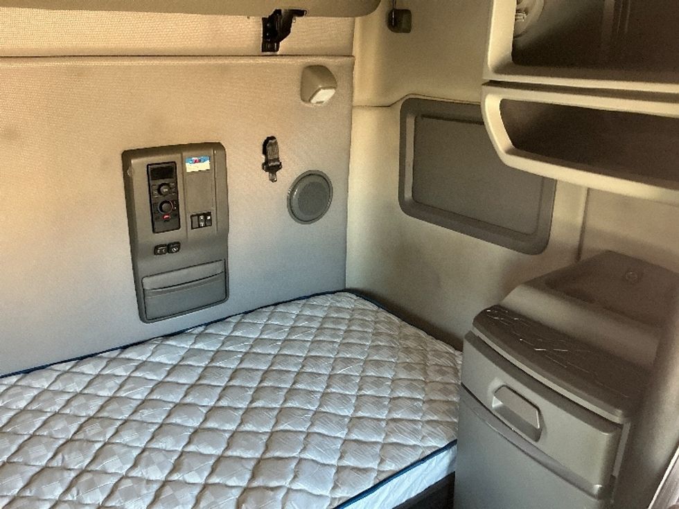 Sleeper Tractor-Heavy Duty Tractors-Volvo-2021-VNL64760-Olive Branch-MS-515,088\n\t\tmiles-$ 68,000 - Image 17