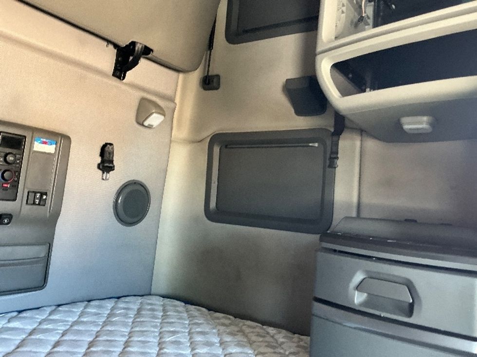 Sleeper Tractor-Heavy Duty Tractors-Volvo-2021-VNL64760-Olive Branch-MS-515,088\n\t\tmiles-$ 68,000 - Image 18