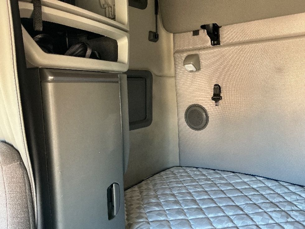 Sleeper Tractor-Heavy Duty Tractors-Volvo-2021-VNL64760-Olive Branch-MS-515,088\n\t\tmiles-$ 68,000 - Image 19