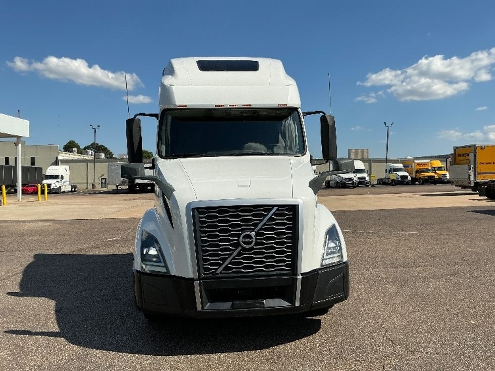 2021 Volvo Truck VNL photo 2