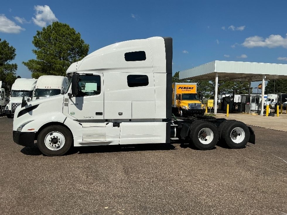 2021 Volvo Truck VNL photo 4