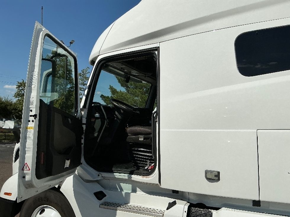 Sleeper Tractor-Heavy Duty Tractors-Volvo-2021-VNL64760-Olive Branch-MS-515,088\n\t\tmiles-$ 68,000 - Image 9