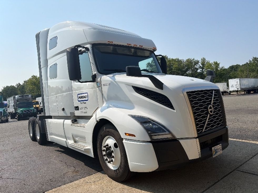 Sleeper Tractor-Heavy Duty Tractors-Volvo-2021-VNL64760-Parsippany-NJ-606,194\n\t\tmiles-$ 58,750 - Image 1