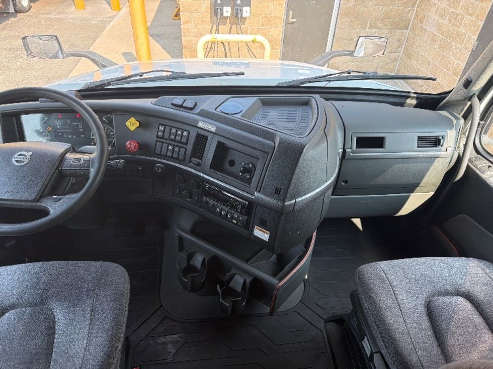 Sleeper Tractor-Heavy Duty Tractors-Volvo-2021-VNL64760-Parsippany-NJ-606,194\n\t\tmiles-$ 58,750 - Image 12