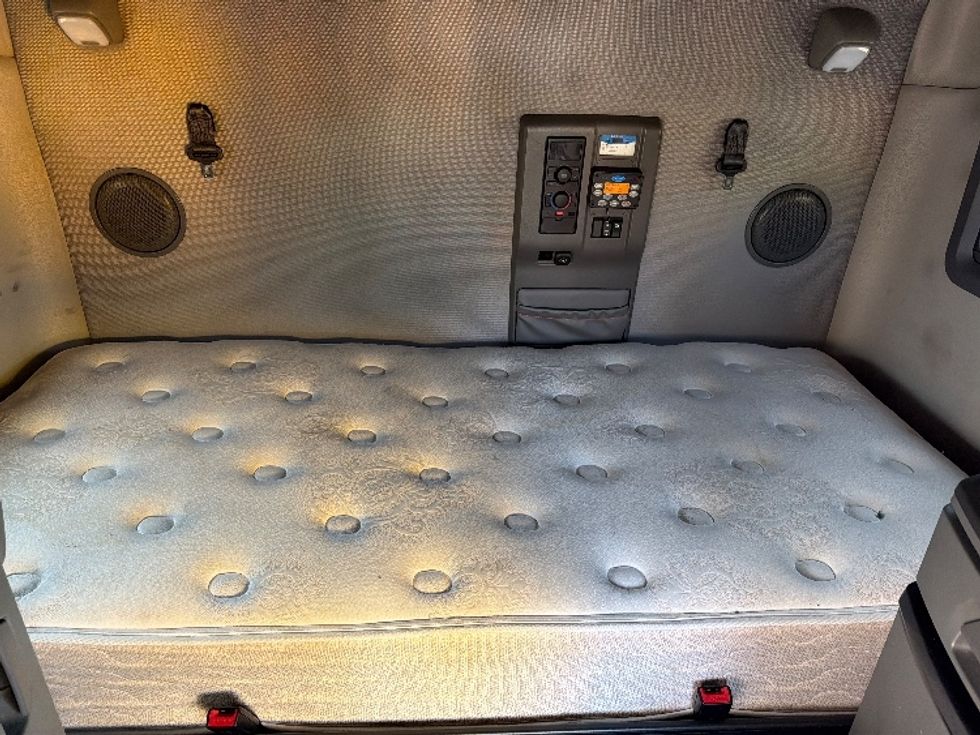 Sleeper Tractor-Heavy Duty Tractors-Volvo-2021-VNL64760-Parsippany-NJ-606,194\n\t\tmiles-$ 58,750 - Image 17
