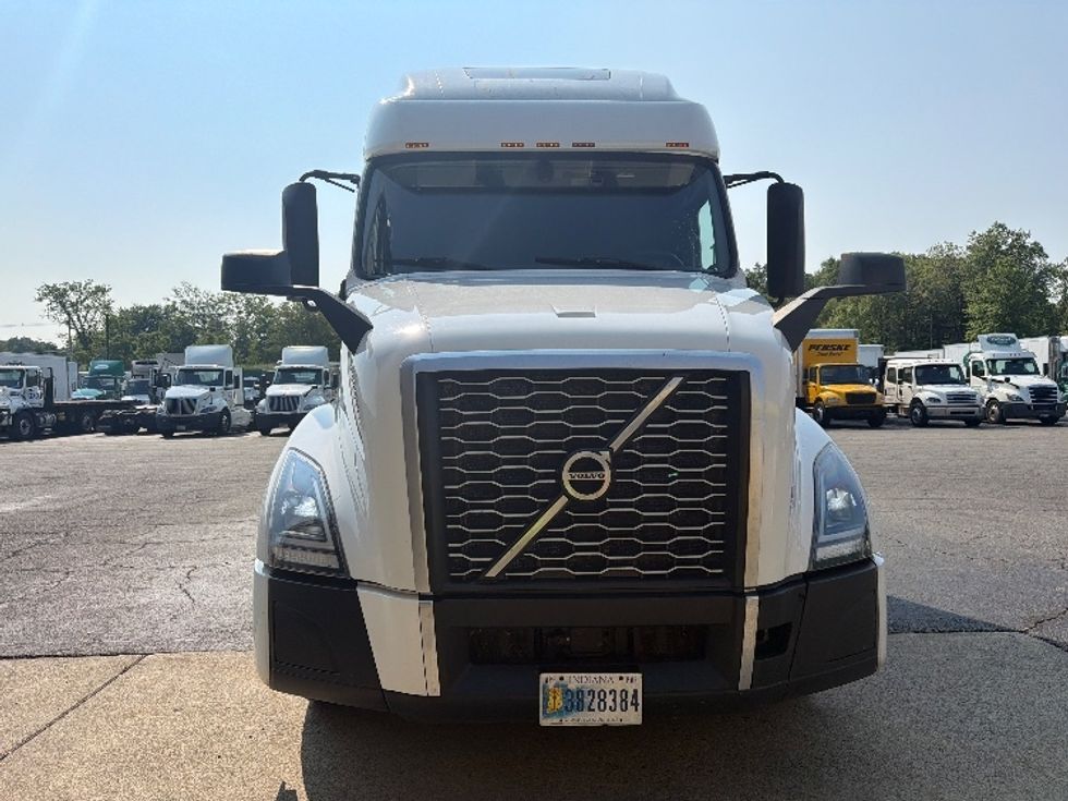 Sleeper Tractor-Heavy Duty Tractors-Volvo-2021-VNL64760-Parsippany-NJ-606,194\n\t\tmiles-$ 58,750 - Image 2