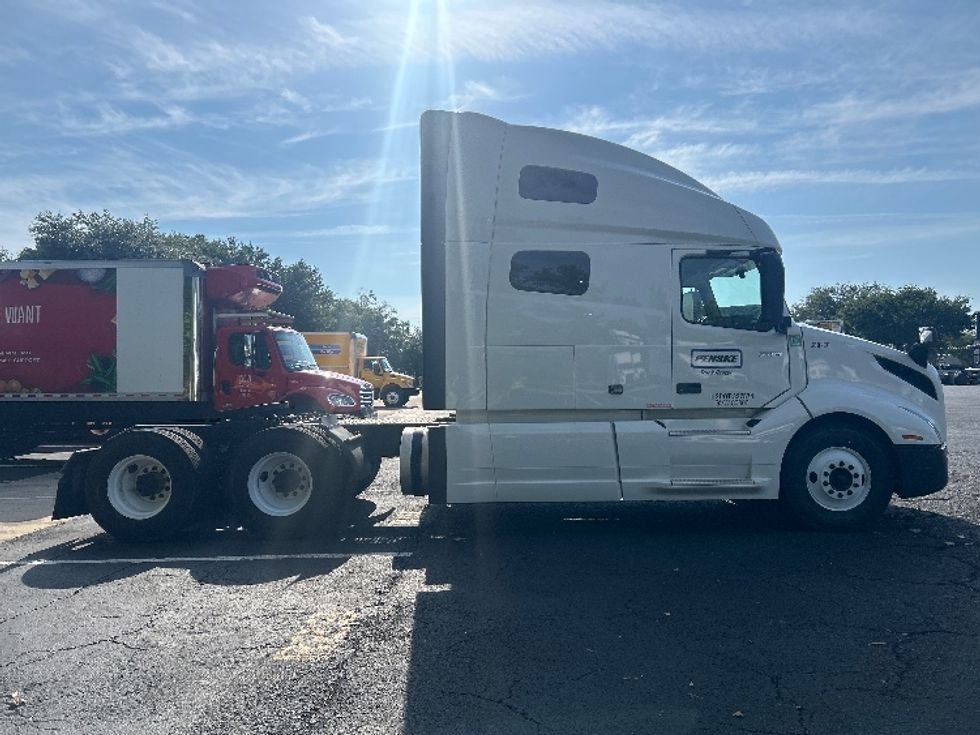 Sleeper Tractor-Heavy Duty Tractors-Volvo-2021-VNL64760-Pensacola-FL-531,997\n\t\tmiles-$ 72,000 - Image 8