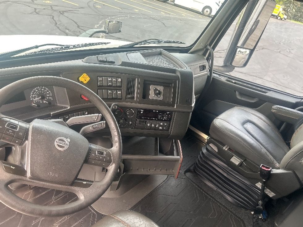 Sleeper Tractor-Heavy Duty Tractors-Volvo-2021-VNL64760-Pewaukee-WI-527,905\n\t\tmiles-$ 69,500 - Image 10