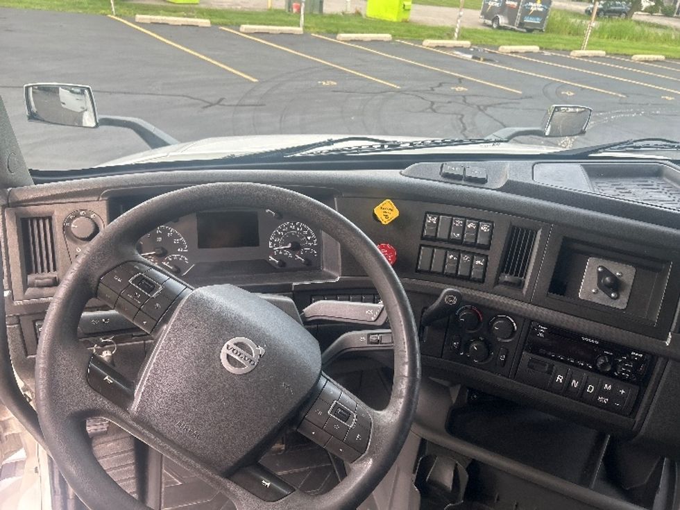 Sleeper Tractor-Heavy Duty Tractors-Volvo-2021-VNL64760-Pewaukee-WI-527,905\n\t\tmiles-$ 69,500 - Image 11