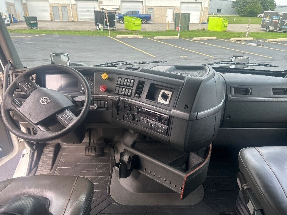 Sleeper Tractor-Heavy Duty Tractors-Volvo-2021-VNL64760-Pewaukee-WI-527,905\n\t\tmiles-$ 69,500 - Image 12