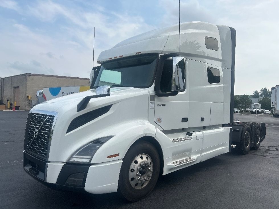 Sleeper Tractor-Heavy Duty Tractors-Volvo-2021-VNL64760-Pewaukee-WI-527,905\n\t\tmiles-$ 69,500 - Image 3
