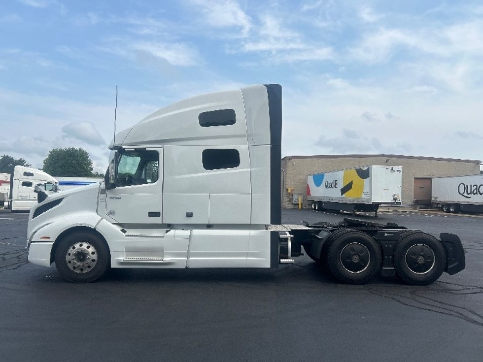 Sleeper Tractor-Heavy Duty Tractors-Volvo-2021-VNL64760-Pewaukee-WI-527,905\n\t\tmiles-$ 69,500 - Image 4