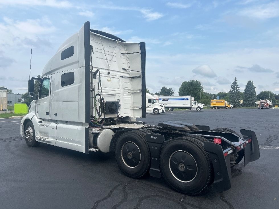 Sleeper Tractor-Heavy Duty Tractors-Volvo-2021-VNL64760-Pewaukee-WI-527,905\n\t\tmiles-$ 69,500 - Image 5