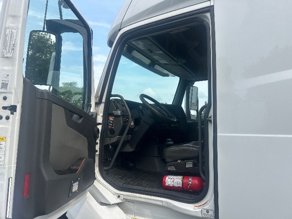 Sleeper Tractor-Heavy Duty Tractors-Volvo-2021-VNL64760-Pewaukee-WI-527,905\n\t\tmiles-$ 69,500 - Image 9