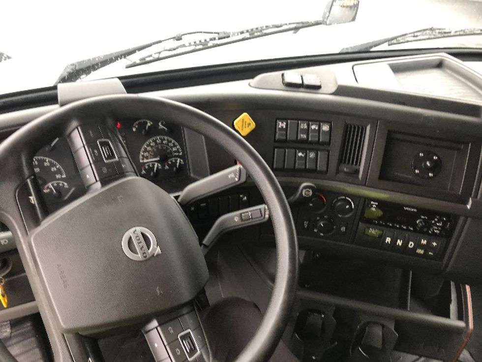 Sleeper Tractor-Heavy Duty Tractors-Volvo-2021-VNL64760-Philadelphia-PA-457,766\n\t\tmiles-$ 70,250 - Image 11