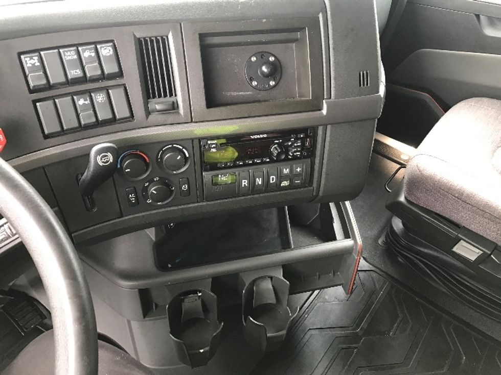 Sleeper Tractor-Heavy Duty Tractors-Volvo-2021-VNL64760-Philadelphia-PA-457,766\n\t\tmiles-$ 70,250 - Image 12