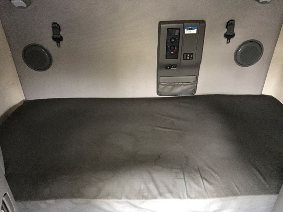 Sleeper Tractor-Heavy Duty Tractors-Volvo-2021-VNL64760-Philadelphia-PA-457,766\n\t\tmiles-$ 70,250 - Image 16