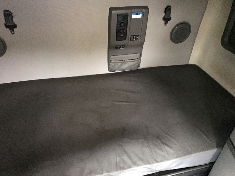 Sleeper Tractor-Heavy Duty Tractors-Volvo-2021-VNL64760-Philadelphia-PA-457,766\n\t\tmiles-$ 70,250 - Image 17