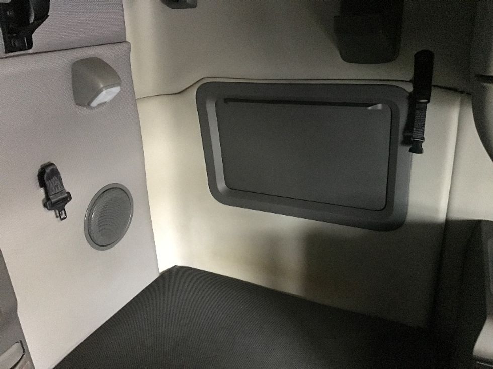 Sleeper Tractor-Heavy Duty Tractors-Volvo-2021-VNL64760-Philadelphia-PA-457,766\n\t\tmiles-$ 70,250 - Image 18