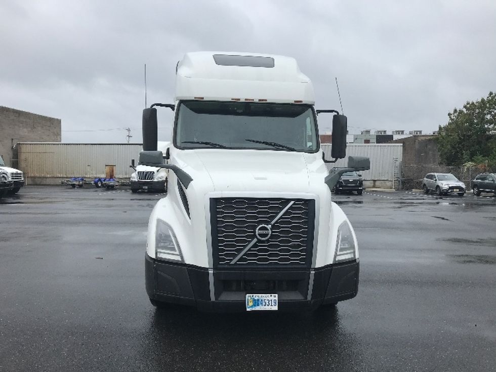 Sleeper Tractor-Heavy Duty Tractors-Volvo-2021-VNL64760-Philadelphia-PA-457,766\n\t\tmiles-$ 70,250 - Image 2