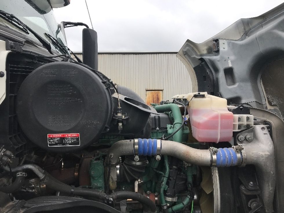 Sleeper Tractor-Heavy Duty Tractors-Volvo-2021-VNL64760-Philadelphia-PA-457,766\n\t\tmiles-$ 70,250 - Image 20