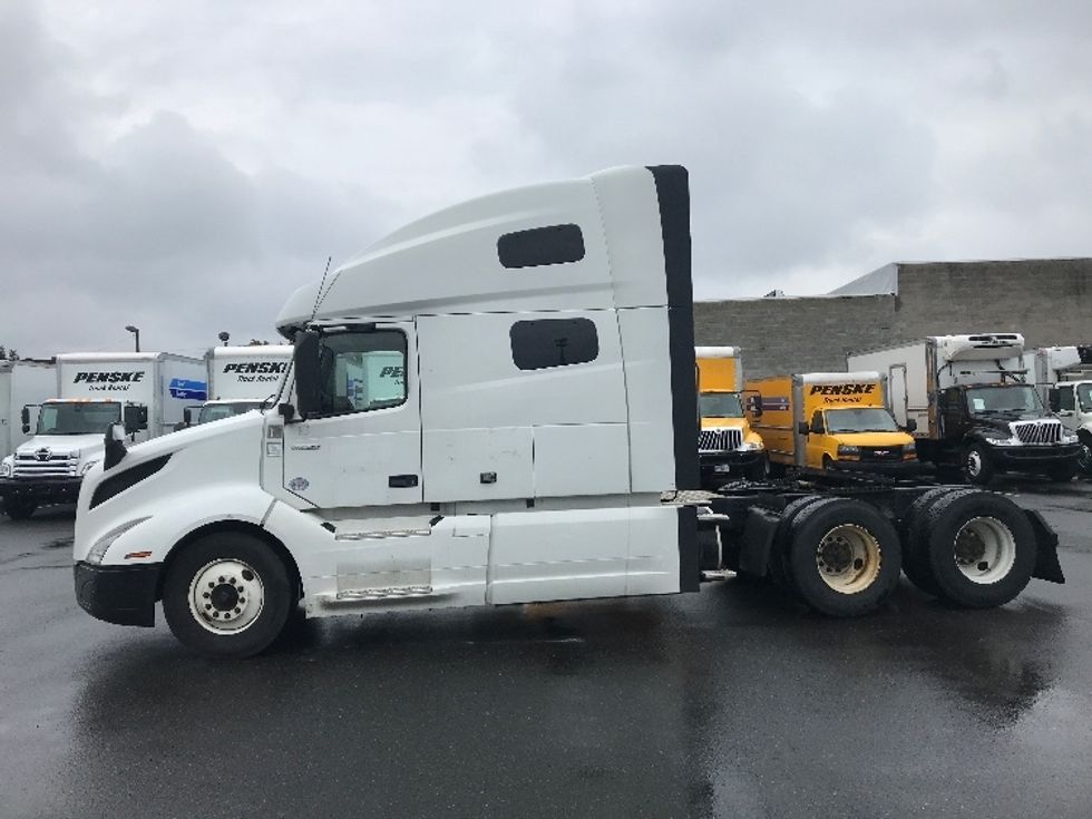 Sleeper Tractor-Heavy Duty Tractors-Volvo-2021-VNL64760-Philadelphia-PA-457,766\n\t\tmiles-$ 70,250 - Image 4