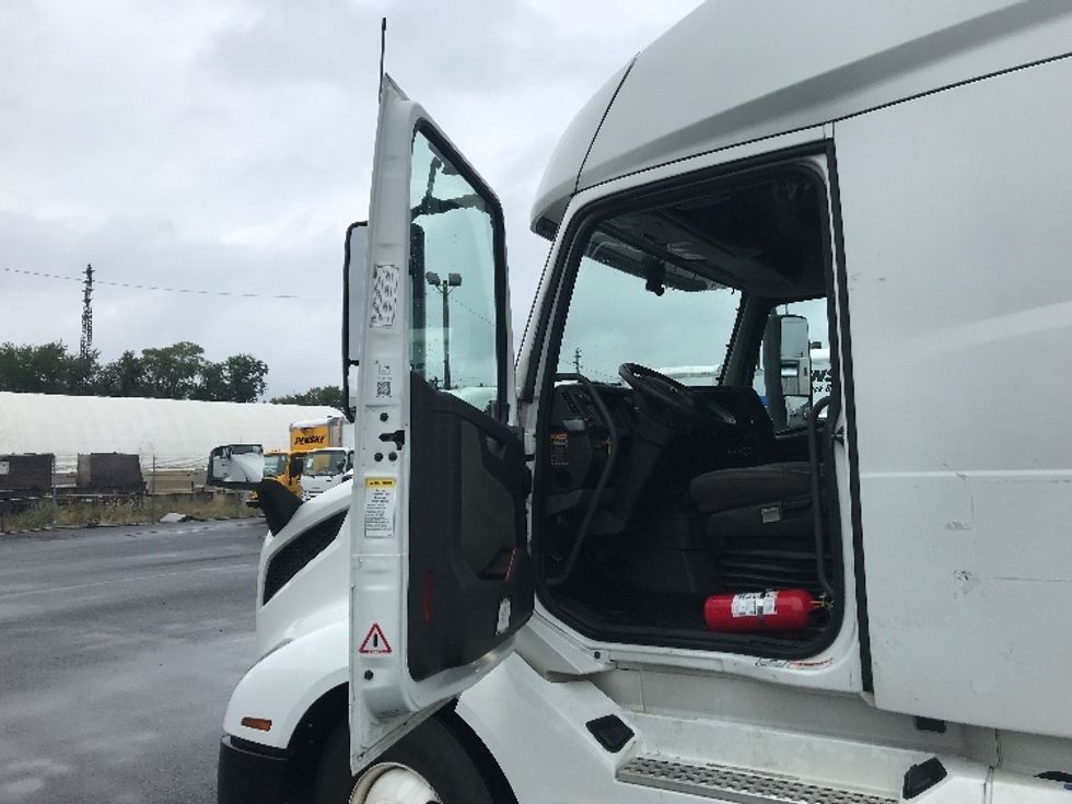 Sleeper Tractor-Heavy Duty Tractors-Volvo-2021-VNL64760-Philadelphia-PA-457,766\n\t\tmiles-$ 70,250 - Image 9