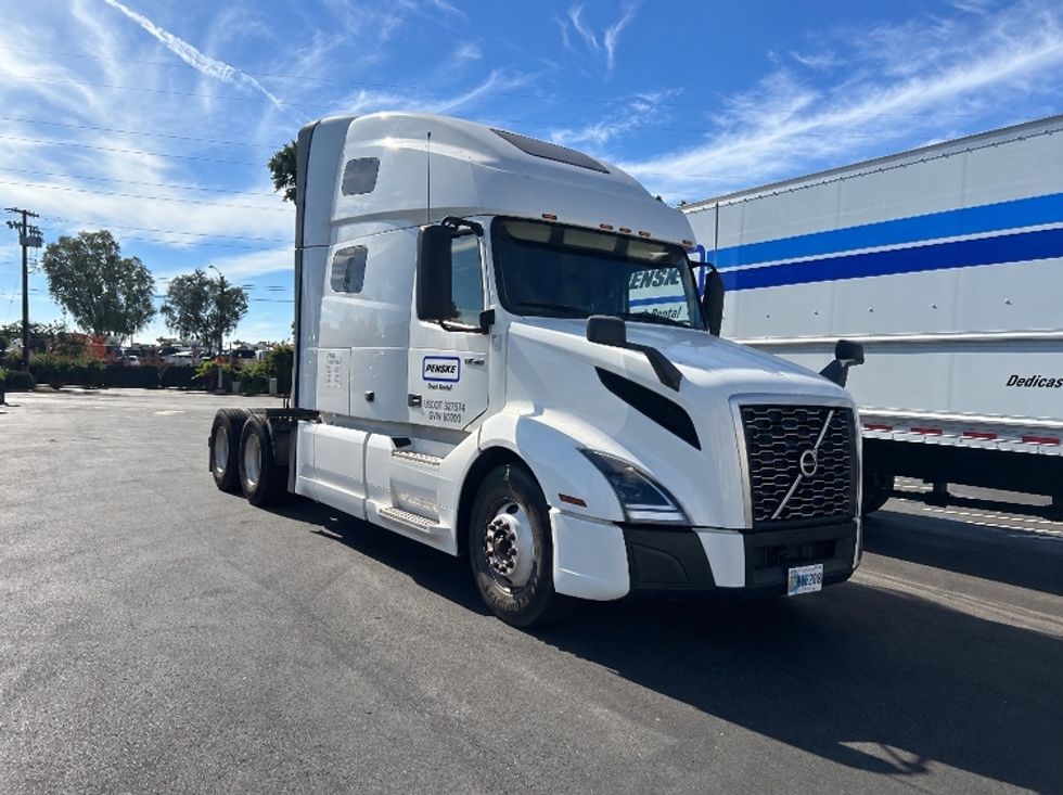 Sleeper Tractor-Heavy Duty Tractors-Volvo-2021-VNL64760-Phoenix-AZ-384,637\n\t\tmiles-$ 86,500 - Image 1