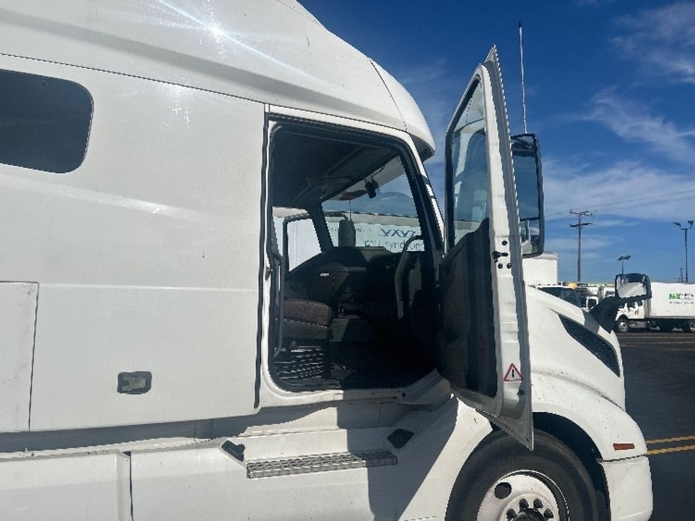 Sleeper Tractor-Heavy Duty Tractors-Volvo-2021-VNL64760-Phoenix-AZ-384,637\n\t\tmiles-$ 86,500 - Image 13