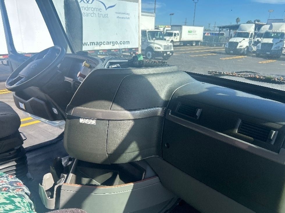 Sleeper Tractor-Heavy Duty Tractors-Volvo-2021-VNL64760-Phoenix-AZ-384,637\n\t\tmiles-$ 86,500 - Image 15