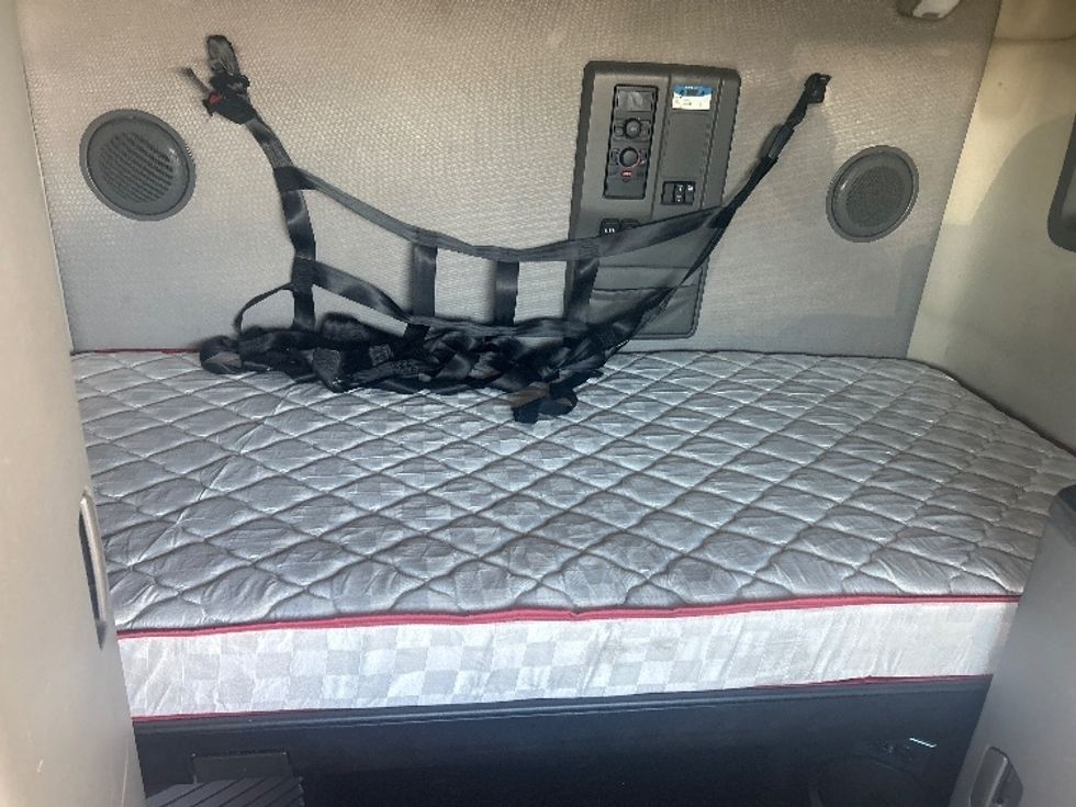 Sleeper Tractor-Heavy Duty Tractors-Volvo-2021-VNL64760-Phoenix-AZ-384,637\n\t\tmiles-$ 86,500 - Image 16