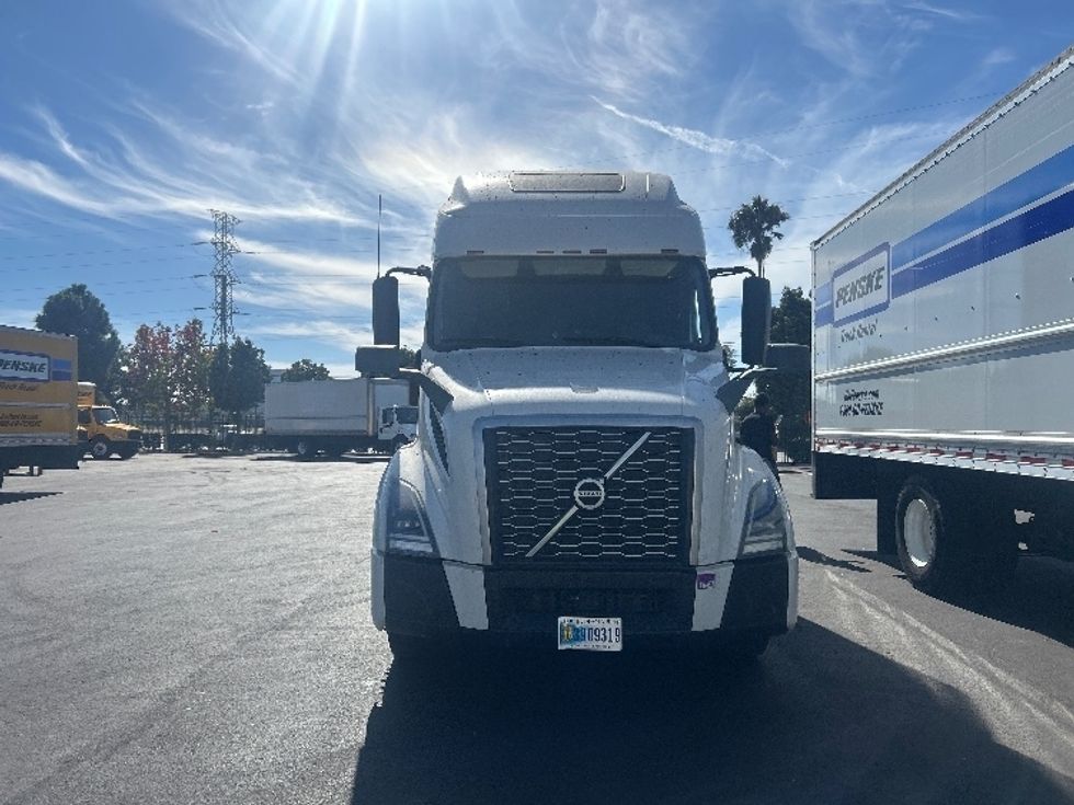 Sleeper Tractor-Heavy Duty Tractors-Volvo-2021-VNL64760-Phoenix-AZ-384,637\n\t\tmiles-$ 86,500 - Image 2