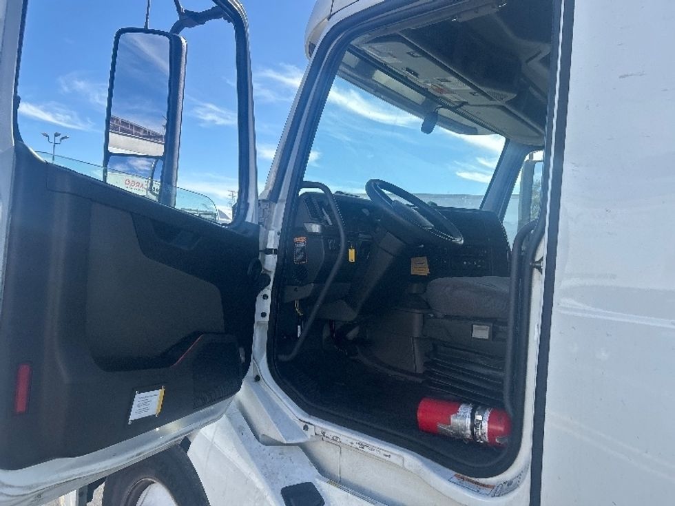 Sleeper Tractor-Heavy Duty Tractors-Volvo-2021-VNL64760-Phoenix-AZ-384,637\n\t\tmiles-$ 86,500 - Image 9