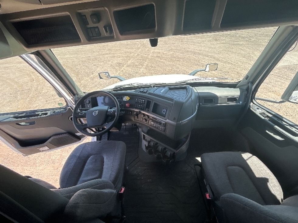 Sleeper Tractor-Heavy Duty Tractors-Volvo-2021-VNL64760-Phoenix-AZ-543,332\n\t\tmiles-$ 65,500 - Image 12