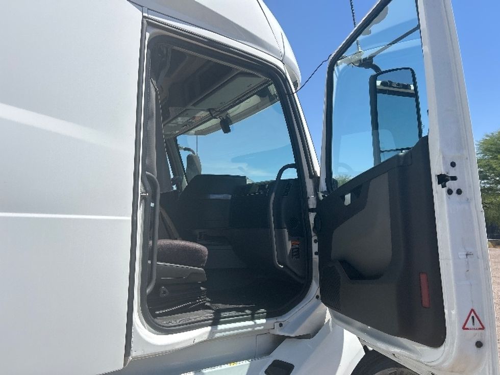 Sleeper Tractor-Heavy Duty Tractors-Volvo-2021-VNL64760-Phoenix-AZ-543,332\n\t\tmiles-$ 65,500 - Image 13