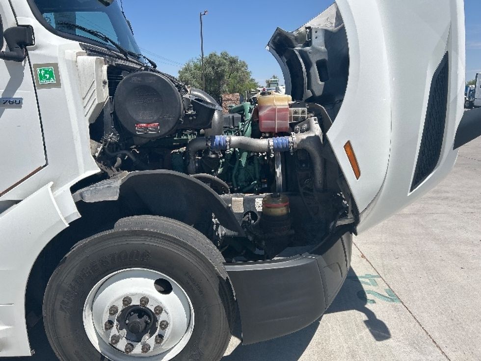 Sleeper Tractor-Heavy Duty Tractors-Volvo-2021-VNL64760-Phoenix-AZ-543,332\n\t\tmiles-$ 65,500 - Image 18