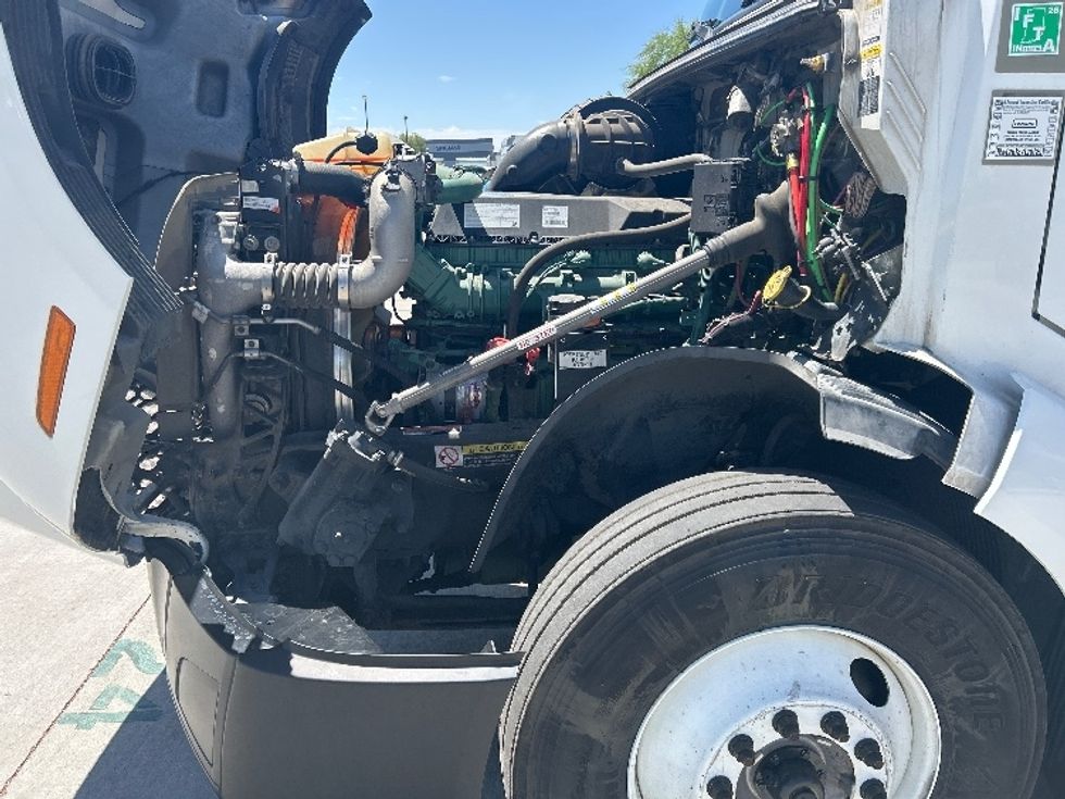 Sleeper Tractor-Heavy Duty Tractors-Volvo-2021-VNL64760-Phoenix-AZ-543,332\n\t\tmiles-$ 65,500 - Image 19