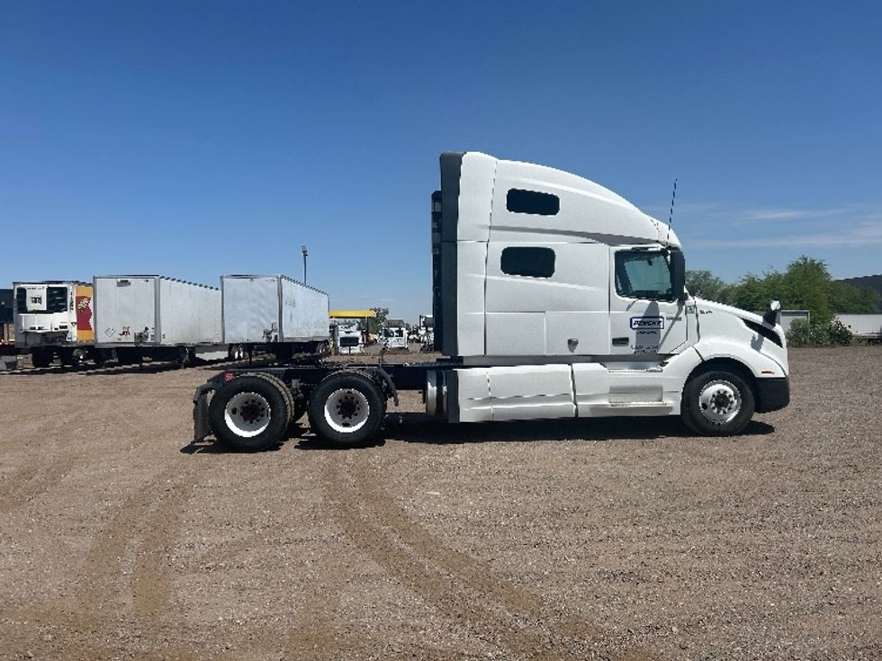 Sleeper Tractor-Heavy Duty Tractors-Volvo-2021-VNL64760-Phoenix-AZ-543,332\n\t\tmiles-$ 65,500 - Image 8