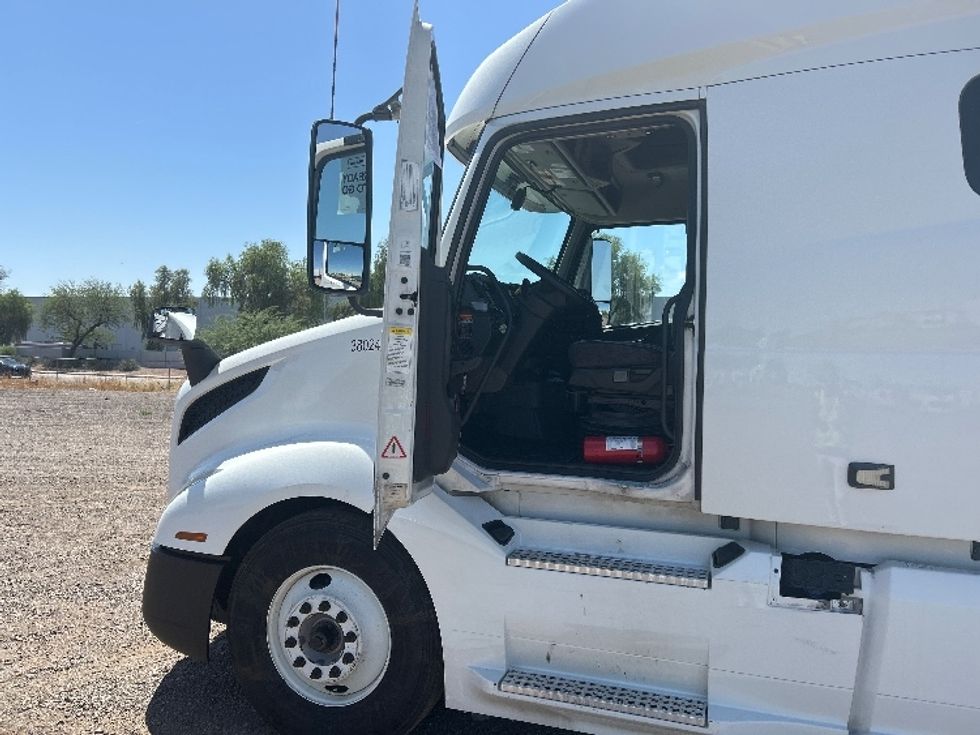 Sleeper Tractor-Heavy Duty Tractors-Volvo-2021-VNL64760-Phoenix-AZ-543,332\n\t\tmiles-$ 65,500 - Image 9