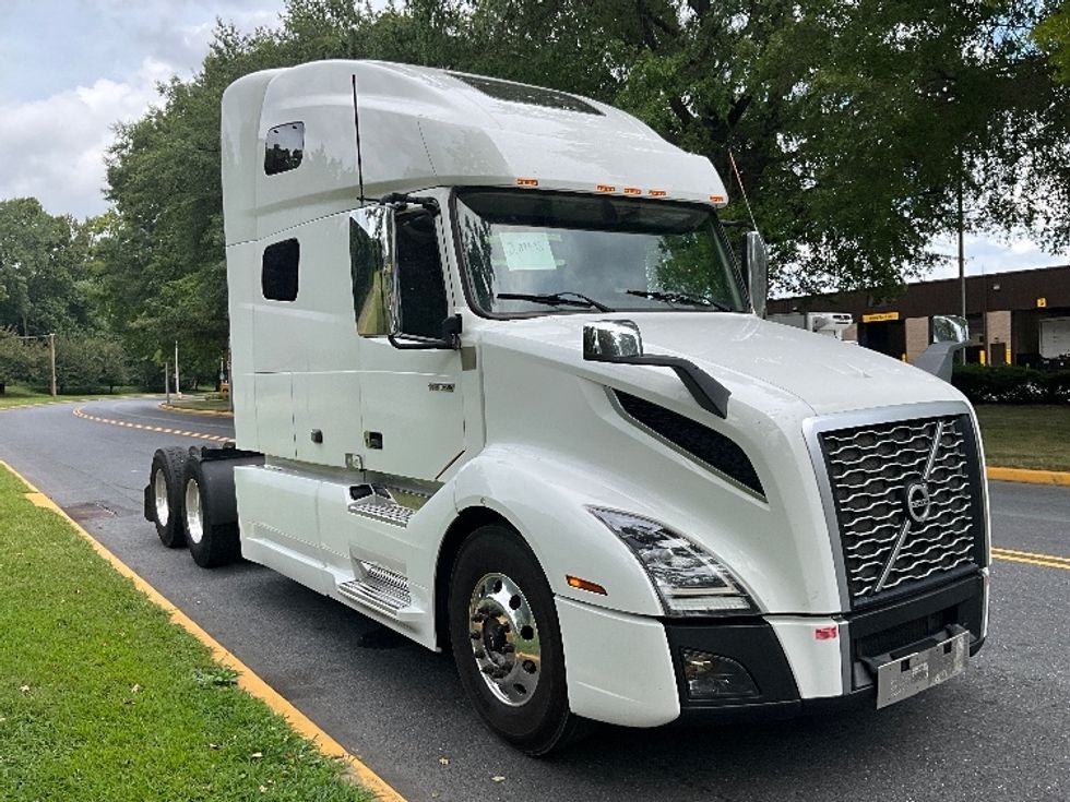 Sleeper Tractor-Heavy Duty Tractors-Volvo-2021-VNL64760-Reading-PA-490,050\n\t\tmiles-$ 66,250 - Image 1