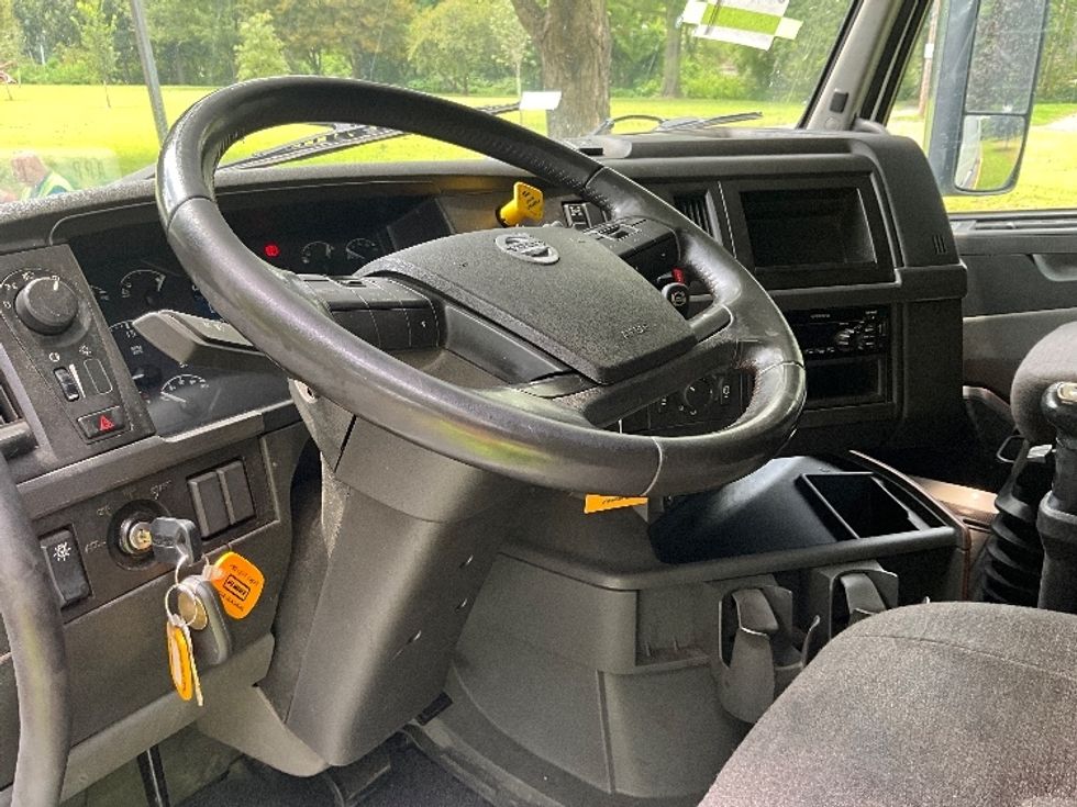 Sleeper Tractor-Heavy Duty Tractors-Volvo-2021-VNL64760-Reading-PA-490,050\n\t\tmiles-$ 66,250 - Image 10