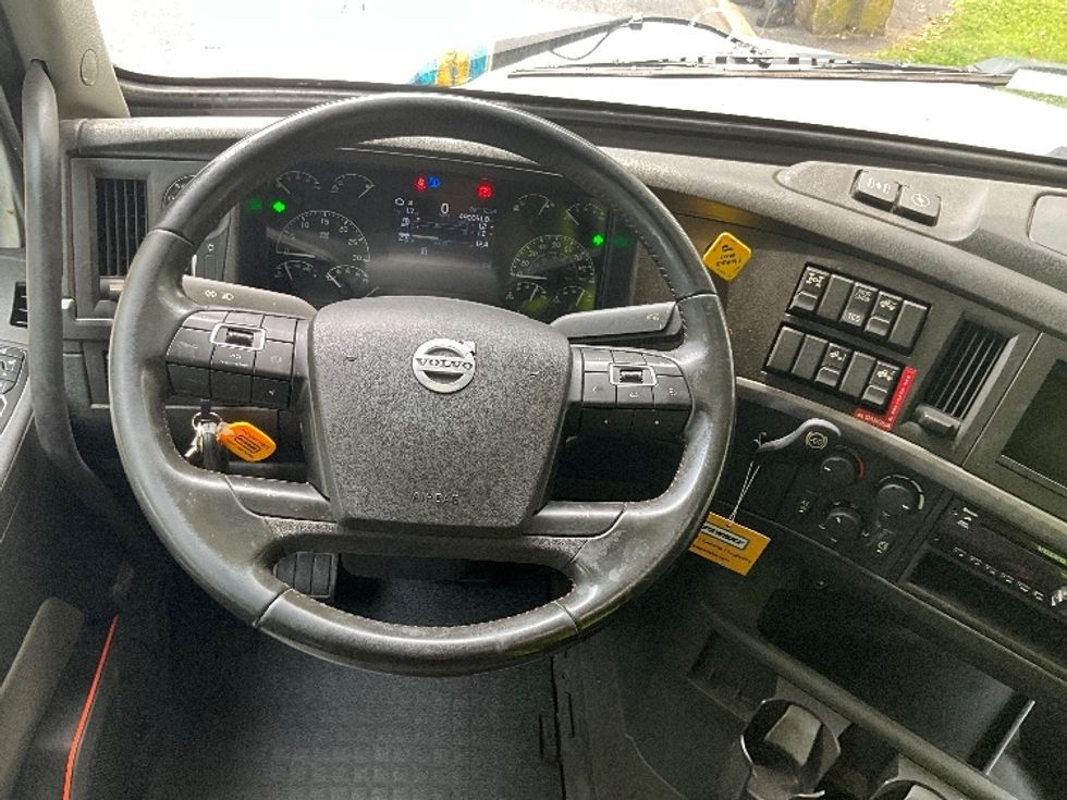 Sleeper Tractor-Heavy Duty Tractors-Volvo-2021-VNL64760-Reading-PA-490,050\n\t\tmiles-$ 66,250 - Image 11