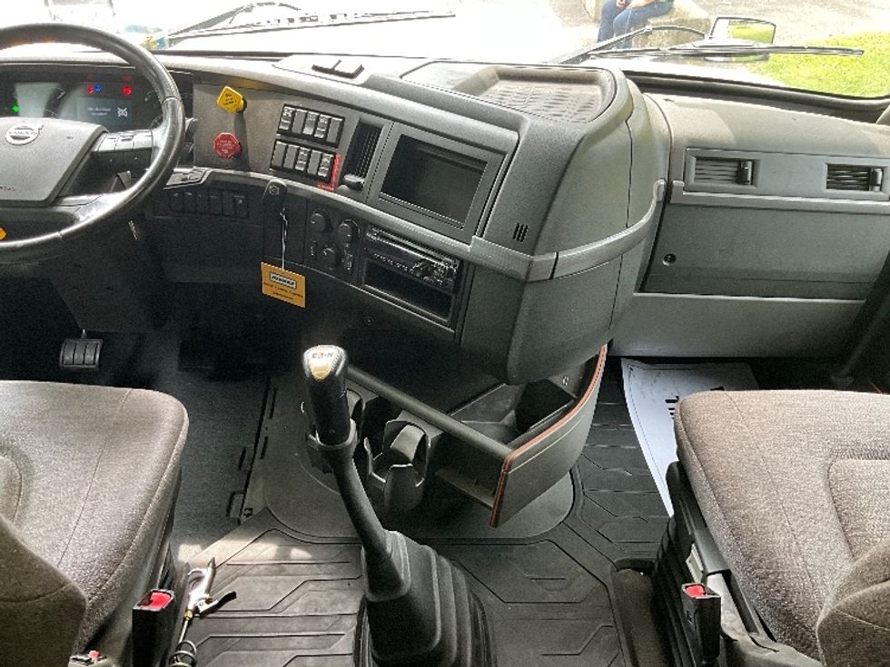 Sleeper Tractor-Heavy Duty Tractors-Volvo-2021-VNL64760-Reading-PA-490,050\n\t\tmiles-$ 66,250 - Image 12