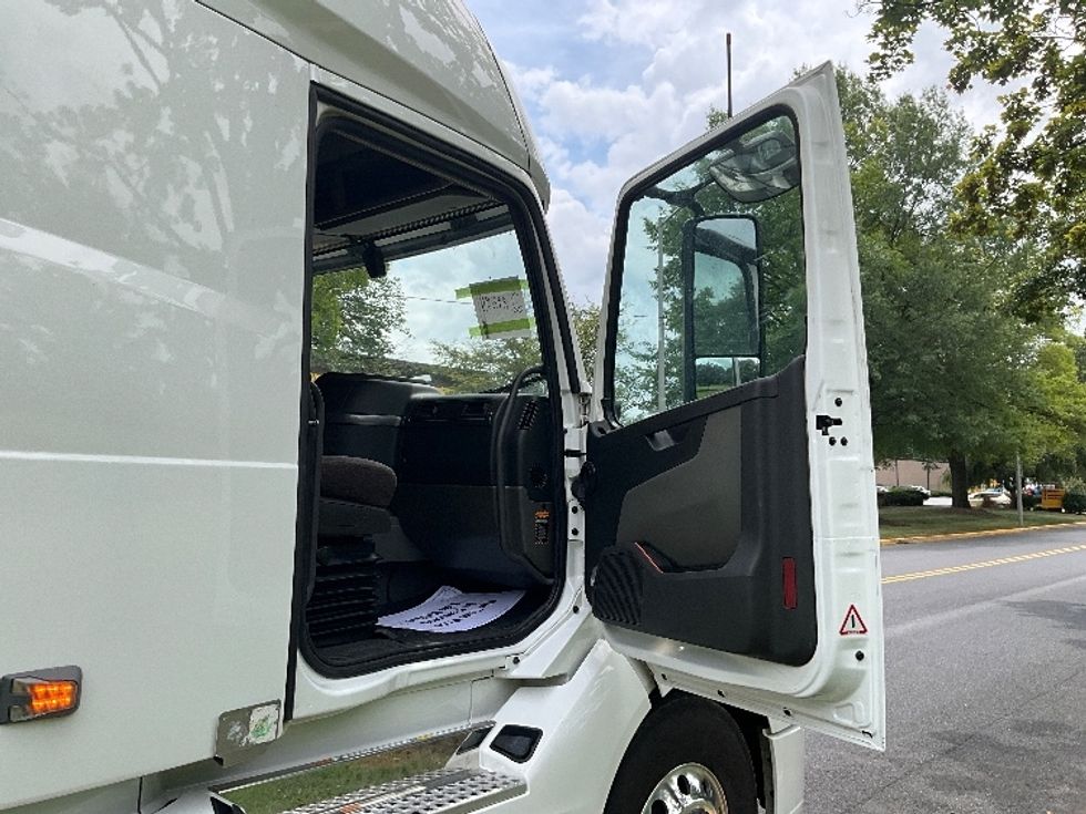 Sleeper Tractor-Heavy Duty Tractors-Volvo-2021-VNL64760-Reading-PA-490,050\n\t\tmiles-$ 66,250 - Image 13