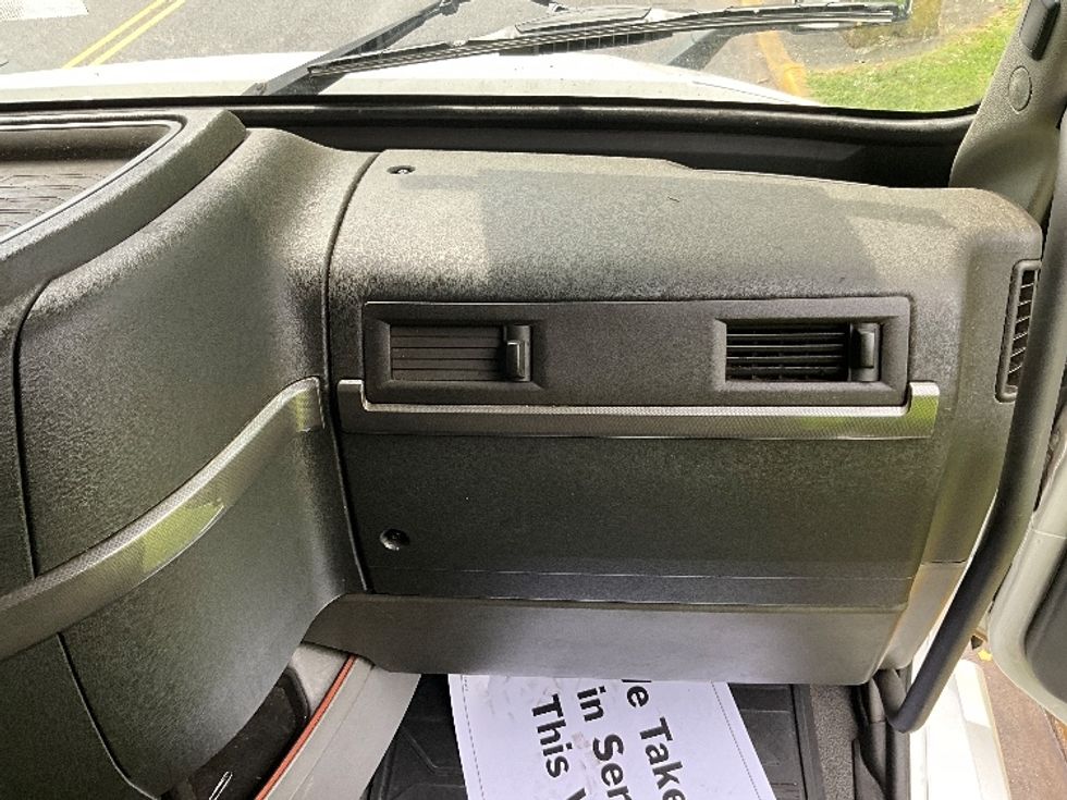 Sleeper Tractor-Heavy Duty Tractors-Volvo-2021-VNL64760-Reading-PA-490,050\n\t\tmiles-$ 66,250 - Image 14