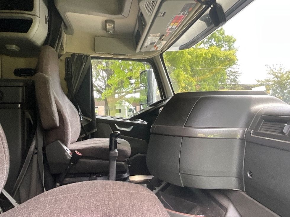 Sleeper Tractor-Heavy Duty Tractors-Volvo-2021-VNL64760-Reading-PA-490,050\n\t\tmiles-$ 66,250 - Image 15